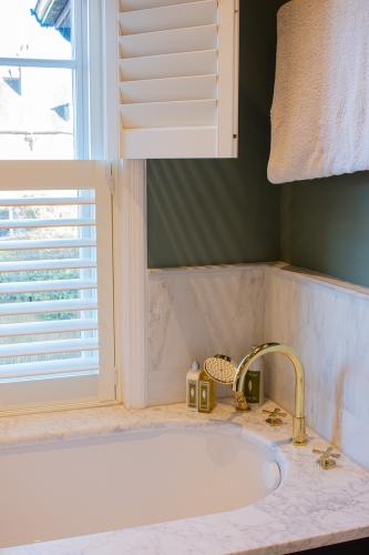 Honed Carrara Marble Bathroom Surround